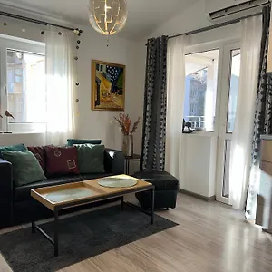 https://the-yellow-house-in.sofiahotelsbg.com